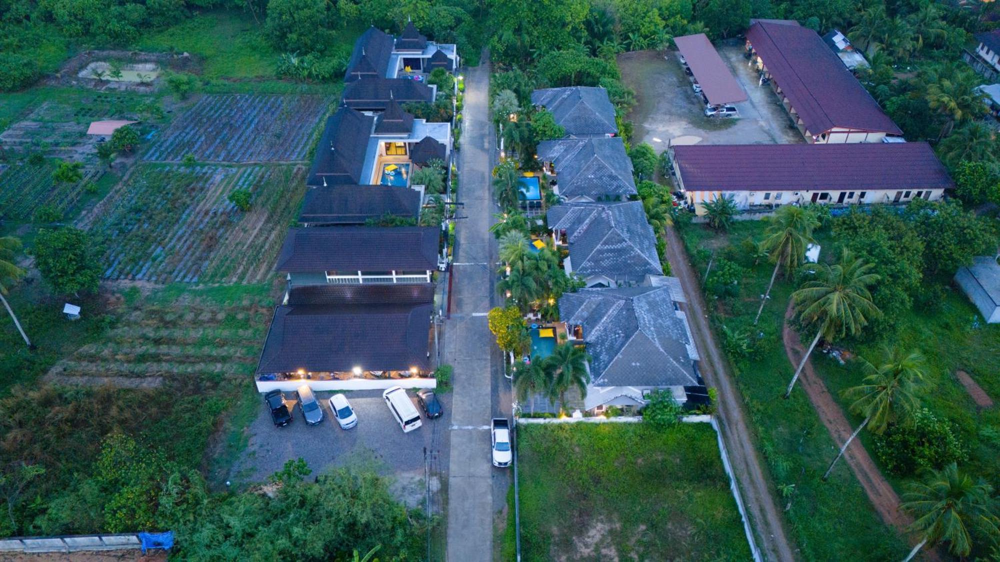 Baan Santhiya Private Pool - Free Tuk-tuk Service To The Beach! Villa *