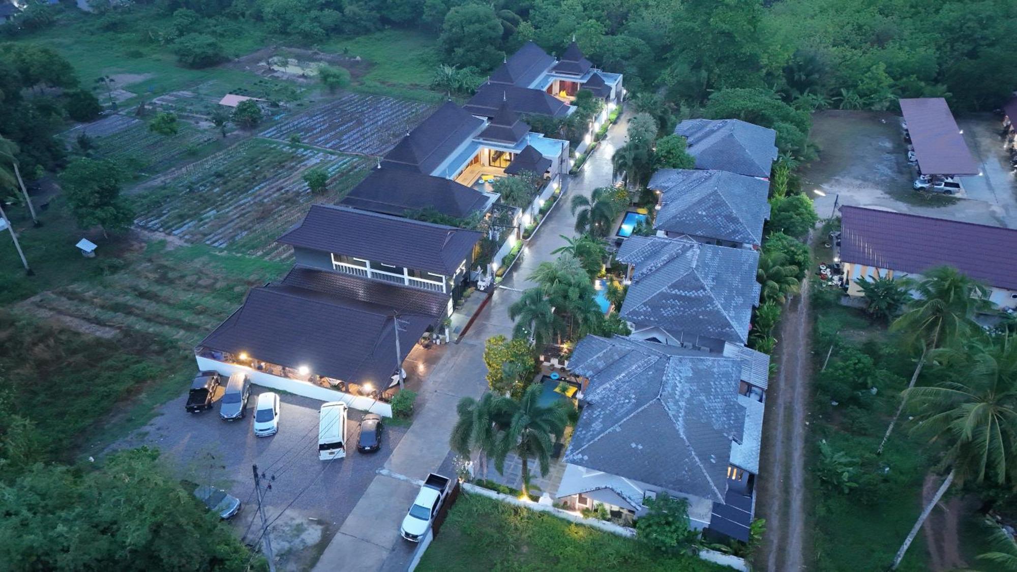 Baan Santhiya Private Pool - Free Tuk-tuk Service To The Beach! *
